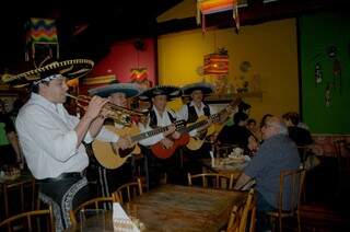 Os mariachis tocam de músicas românticas com direito a serenata até Lepo Lepo no Guacamole (Fotos: Naiane Mesquita)