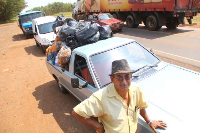 Aterro &eacute; reaberto e lix&atilde;o tem fila de ve&iacute;culos para despejar lixo