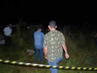 Investigadores fazem análise do local do crime. (Foto: Vicentina Online)