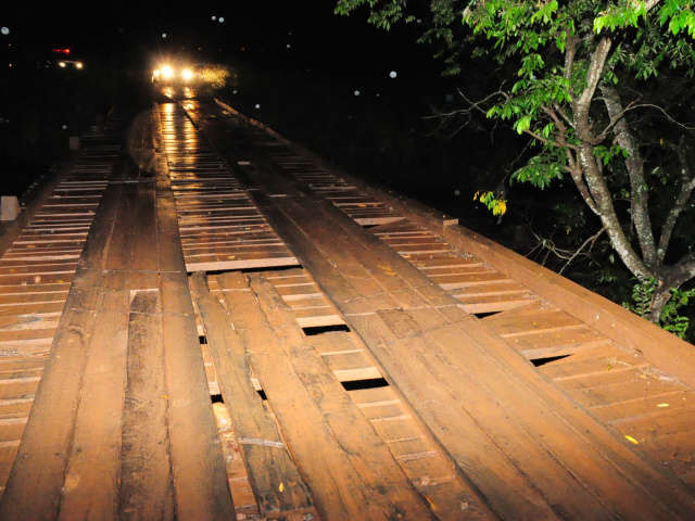  Bombeiros retomam buscas a motorista que caiu em rio em Terenos 