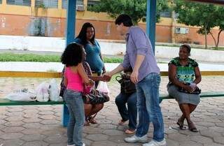 Paulo Duarte conversou hoje com usuários do transporte coletivo de Corumbá. (Foto: Divulgação)