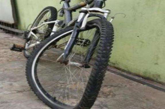 Caminhonete n&atilde;o para, bate em bicicleta e deixa m&atilde;e e filha feridas
