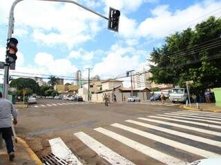 Conhecida por acidentes, Rua Pernambuco ganha sem&aacute;foros
