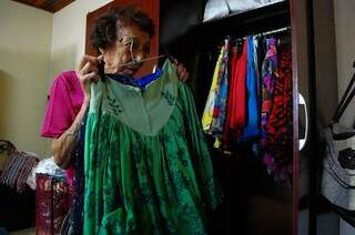 Delinha diz que deve ter umas 200 saias para escolher. (Foto: Marcos Ermínio)