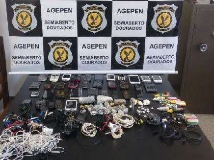 Pente-fino em pres&iacute;dio termina com a apreens&atilde;o de 34 celulares