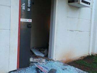 Bandidos explodem caixa eletrônico, mas fogem sem levar dinheiro 