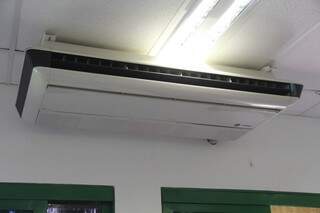 Defeito em central deixa ar-condicionado sem utilidade nas salas (Foto: Marcos Ermínio)