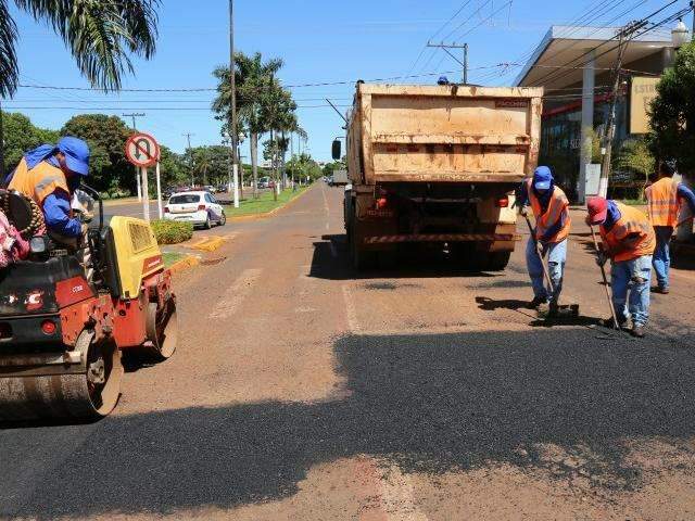 Empreiteira contratada sem licita&ccedil;&atilde;o inicia tapa-buraco emergencial
