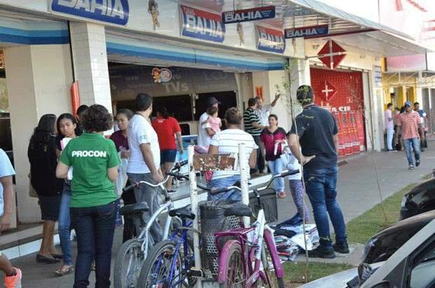 A&ccedil;&atilde;o contra ambulantes apreende mil pe&ccedil;as de roupas 