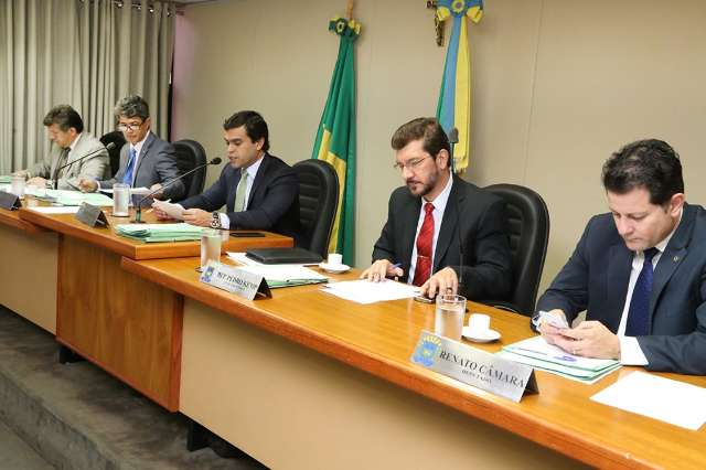 Programa &quot;Escola sem Partido&quot; ser&aacute; votado s&oacute; em 2018, admite deputada