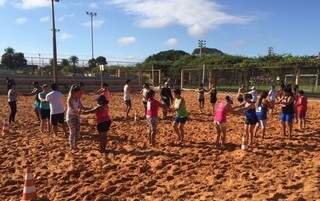 Exercícios funcionais ministrados por professores da Funesp na Praça de Esportes Elias Gadia (Foto: Funesp/Divulgação)