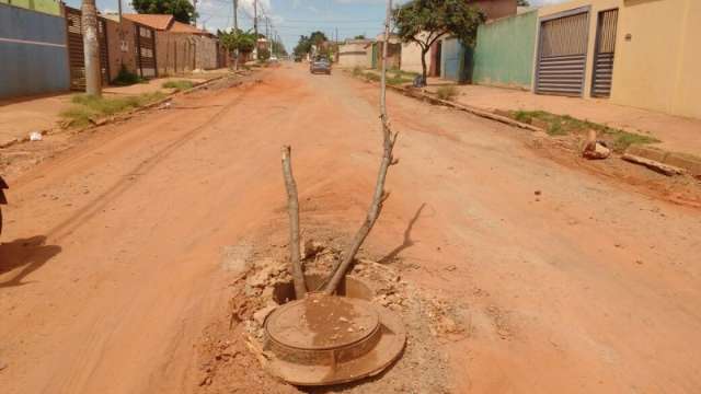 Eros&otilde;es avan&ccedil;am no Nova Lima; moradores cobrem valas com entulho