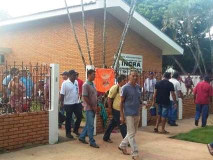 Sem-terra desocupam sede do Incra esperando reunião em Brasília, dia 12