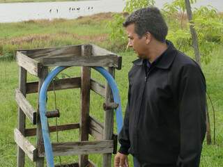 Carcaça de lixeira explica a sujeira relatada pela vizinhança na lagoa. (Foto: Pedro Peralta)