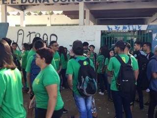 Cerca de 300 alunos protestaram em frente à Escola Estadual Consuelo Muller na manhã desta terça-feira (Foto: Direto das Ruas)