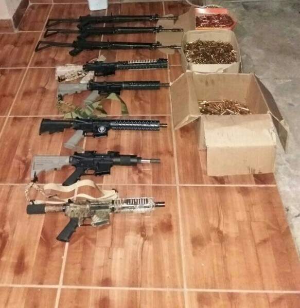 Pistolas, fuzis, espingardas e munições estavam escondidas em cargas de  arroz 