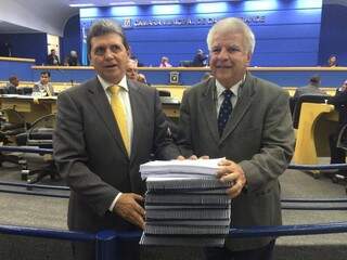 Vereadores posam em 28 de junho com pilhas de requerimentos não respondidos pelo prefeito. (Foto: Alberto Dias) 