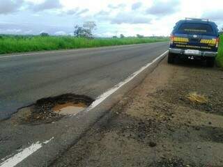 Buracos grandes são encontrados em vários trechos da rodovia. (Foto: Da Hora Bataguassu)