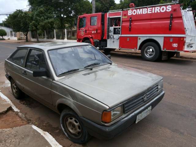 Ve&iacute;culo pega fogo e Bombeiros recomendam como agir nesses casos