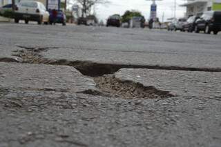 Na avenida Bandeirantes as falhas no asfalto podem causar quedas de motociclistas. (Foto:Simão Nogueira)