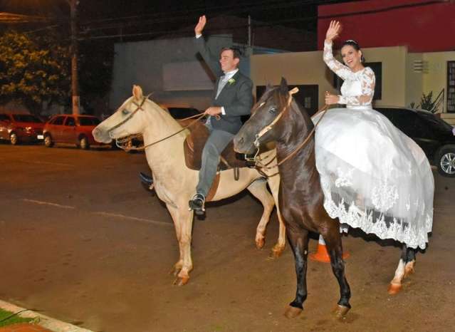 Para chegada &quot;triunfal&quot;, noivos cavalgam em &eacute;guas at&eacute; a festa de casamento