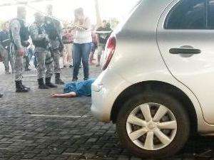 Homem de 43 anos &eacute; executado a tiros na frente da esposa em parque