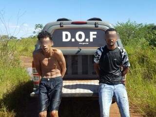 Após buscas os policiais do DOF localizaram a dupla de assaltantes imersos em um pântano. (Foto: Divulgação/DOF)