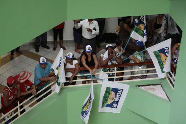 Integrantes do MST deixam pr&eacute;dio do Incra, ap&oacute;s 12h de acampamento