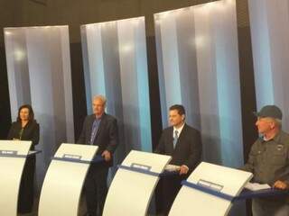 Candidatos a prefeito de Dourados em debate na TV Morena, nesta noite (Foto: Direto das Ruas)