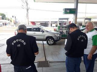 Fiscais do Procon durante ação no posto de combustíveis (Foto: Saul Schramm)