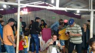Grupo de 15 voluntário contou com o apoio da GCM para entregar presentes e lanches para criançada da favela Cidade de Deus. (Foto: Divulgação)