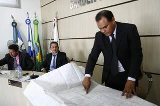 Segundo o presidente da Câmara de Bandeirantes, mapas provam que pedágio será no município. Foto: Cleber Gellio)