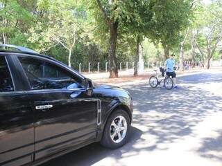 Veículo freia para ciclista atravessar a Avenida do Poeta. &quot;Falta faixa para travessia&quot;, reclamam frequentadores. (Foto: Marina Pacheco)