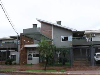 Mandado foi cumprido em casa de condomínio na Rua Santana, em Campo Grande (Foto: Henrique Kawaminami)