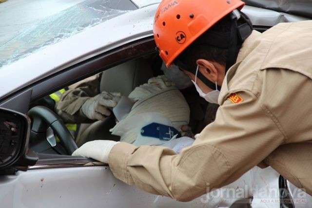 Acidente envolvendo dois ve&iacute;culos mata taxista e deixa casal ferido 