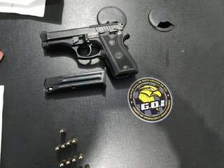 Pistola apreendida com os suspeitos (Foto: Divulgação)