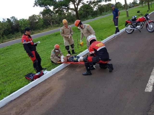 Adolescente cai de moto furtada de concession&aacute;ria e acaba apreendido