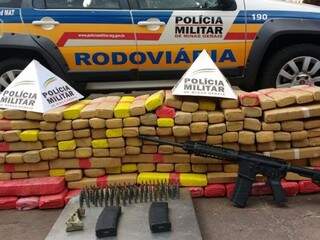 Drogas, fuzil, munições e carregadores foram apreendidos pela polícia mineira (Foto: PMR/Divulgação)