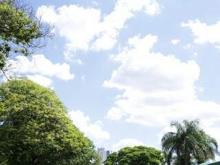 Céu entre nuvens na tarde desta terça-feira (dia 26), em Campo Grande. (Foto: Kísie Ainoã).