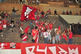 Torcedores do Comercial acompanharam partida no estádio Morenão, em Campo Grande (Foto: João Garrigó)