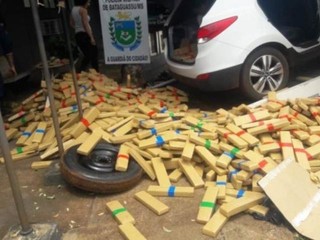 Tabletes de maconha que eram transportados em HB20 (Foto: Divulgação/ PM)