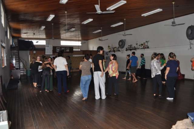 Parece terapia em grupo, mas biodanza tem movimento e muitos abra&ccedil;os