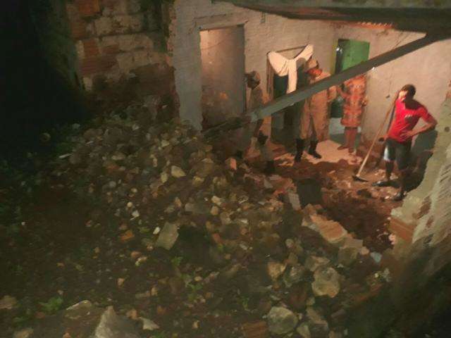 Deslizamento de terra interdita resid&ecirc;ncia e por pouco n&atilde;o fere moradores
