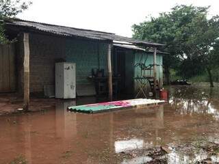 Casa alagada após nível do Rio Apa aumentar em Bela Vista (Foto: Bela Vista News)