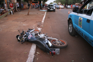 Motocicleta da vítima no local do acidente. (Foto:Sidnei Bronka, do Dourados Agora)