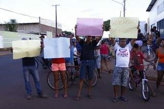 Moradores do São Conrado protestaram pela falta de sinalização no bairro (Foto: Cleber Gellio)