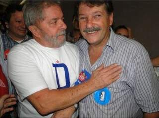 Goldoni com o ex-presidente Luiz Inácio Lula da Silva (Foto: arquivo pessoal / reprodução Facebook)