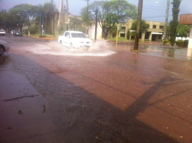 Chuva forte no in&iacute;cio da tarde deixa ruas alagadas 