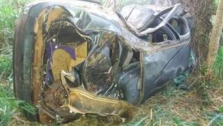 O carro ficou totalmente destruído (Foto: WhatsApp/EdiçãoMS)