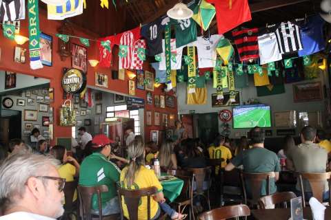 Torcedor começa semana lotando bares para ver seleção brasileira